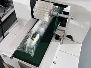 Конвейер для подачи упакованных стаканчиков